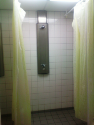 Die Duschen haben keinen vollständigen Vorhang / The showers do not have a surronding curtain