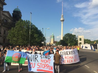 picture of the demonstration against the deportation of Sinti and Roma from Germany