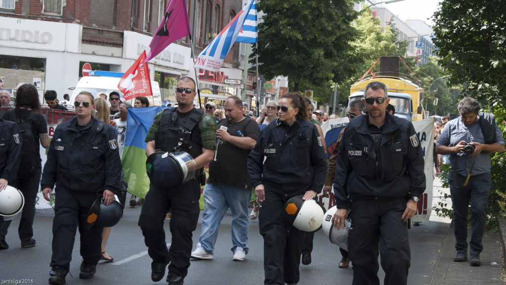 picture of heavy police presence on a demo in Berlin by Roma families protesting against imminent deportatiion and lack of means of live