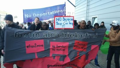 Protest am Flughafen Schönefeld gegen Abschiebungen